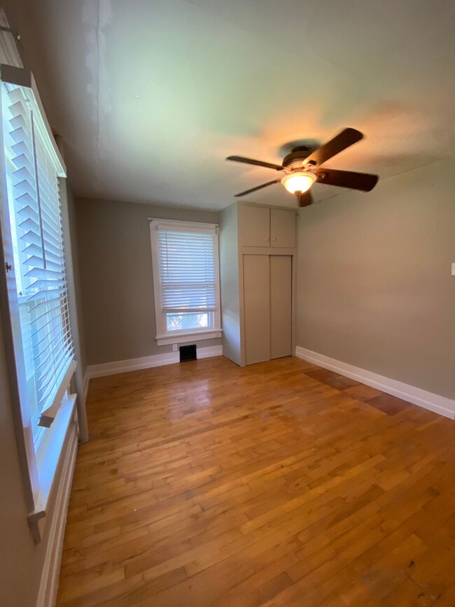 Building Photo - Room For Rent