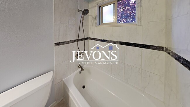 Building Photo - Charming top-floor condo with fully equipp...