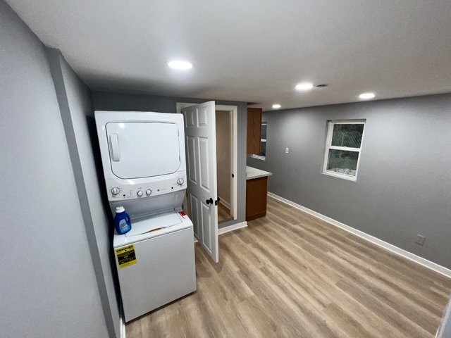 Building Photo - 1108 E 9th St