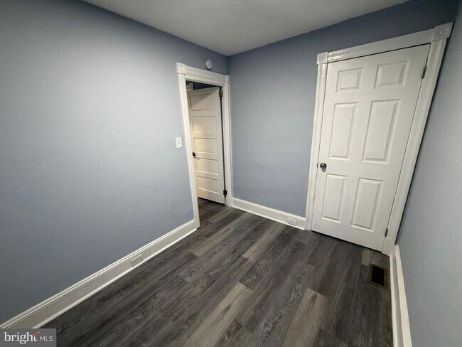 Building Photo - 363 E Airy St