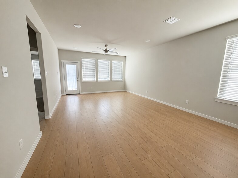 Building Photo - 225 Mountain Meadow Ln