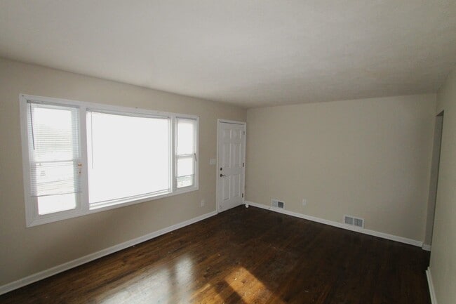 Building Photo - Beautiful Ralston 3 Bedroom Home Across from Park! Garage and fenced yard!