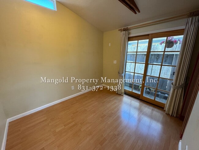 Building Photo - Newly Updated Studio Duplex with Vaulted C...