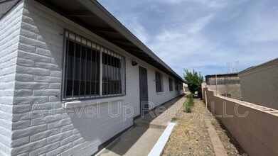Building Photo - 1025 S Santa Rita Ave