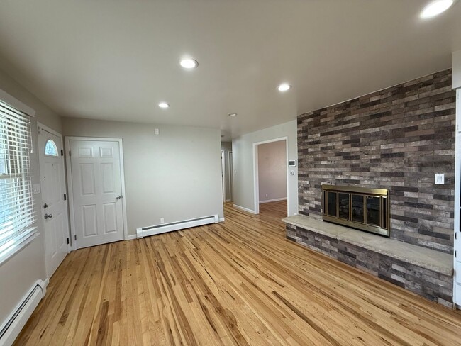 Building Photo - Gorgeous Remodeled 3-Bedroom Home in Lakewood!!