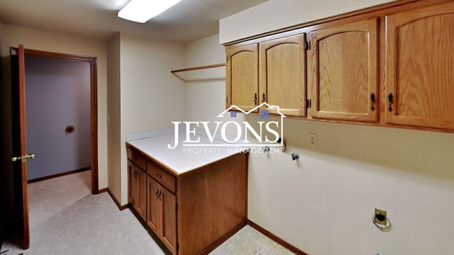 Building Photo - Enjoy this 3-bedroom home featuring a fully equipped kitchen, a two-car attached garage, and a fe...