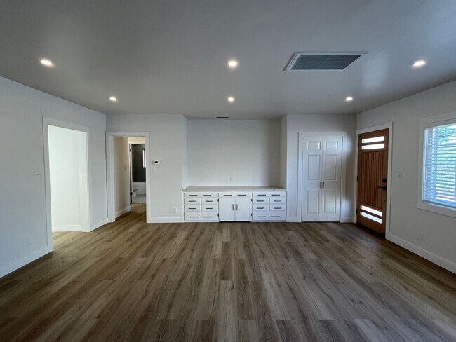 Building Photo - Valley Village 3+1 w/bonus room, all appli...