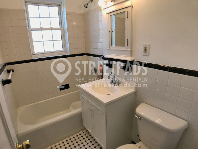 Building Photo - 1139 Beacon St