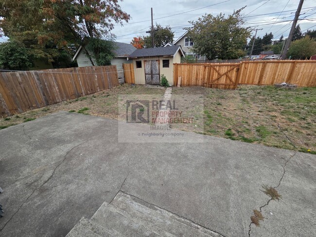 Building Photo - Check out this beautiful 4 bedroom, 2 bath...