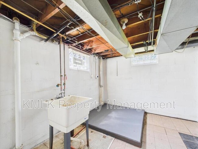 Building Photo - 593 Franklin Ave