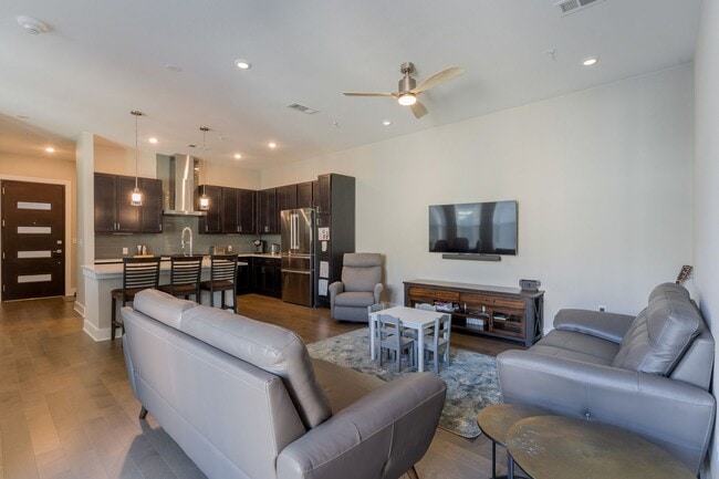 Building Photo - The Grove 2/2 Furnished