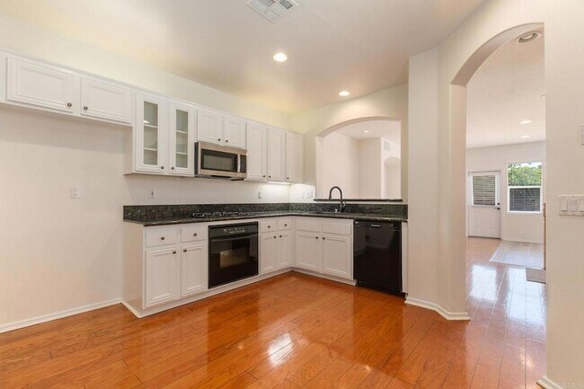 Building Photo - 633 Sumner Way
