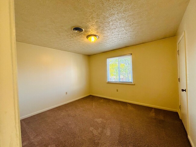 Building Photo - *Available Now - 4 and 3 Person Rates Avai...