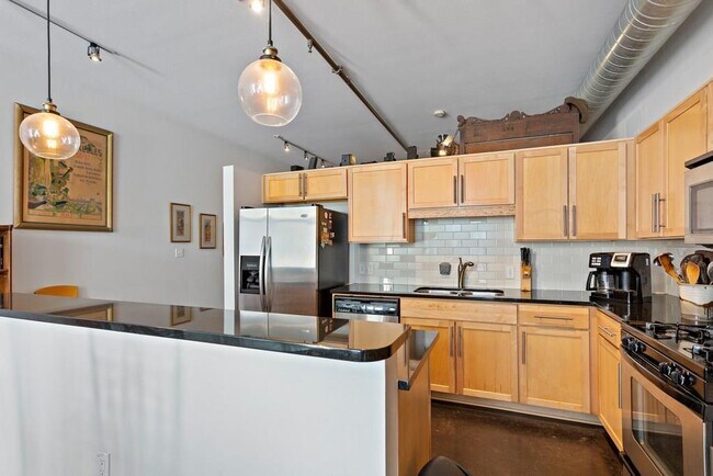 Building Photo - 1601 E Cesar Chavez St