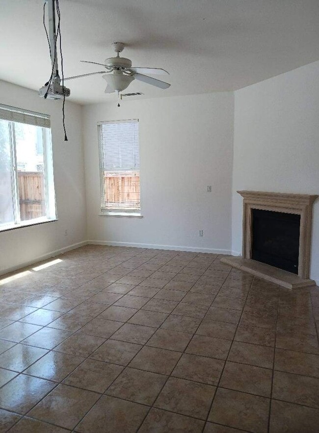 Building Photo - 2435 Hanson Dr