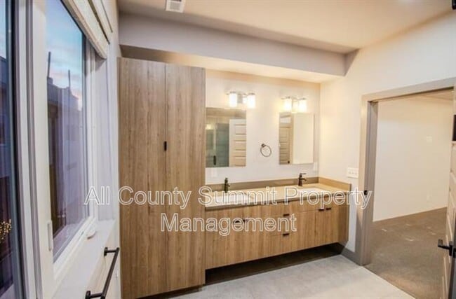 Building Photo - 1567 King St