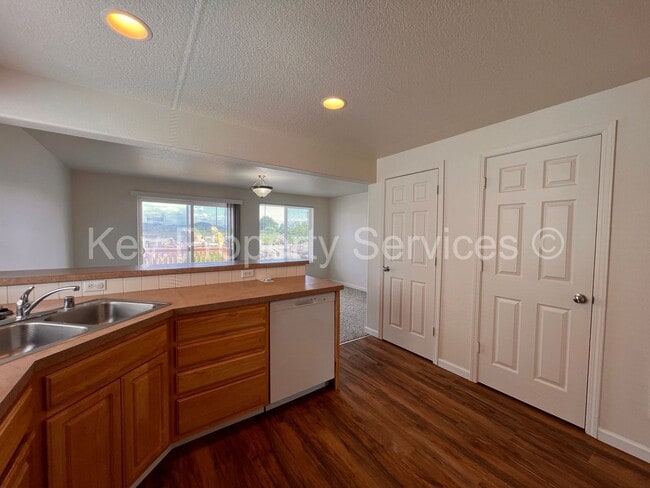 Building Photo - Orchards Townhome with Extra Deep Garage