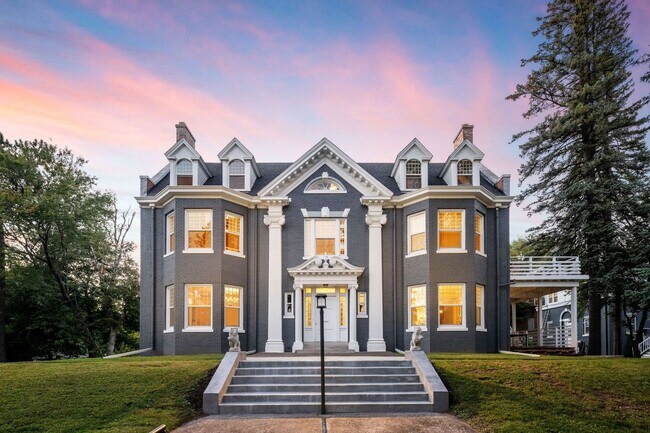 Building Photo - Beautiful 3 Bedroom/2 Bathroom SECOND Floor Apartment in East Duluth Mansion - AVAILABLE JUNE!