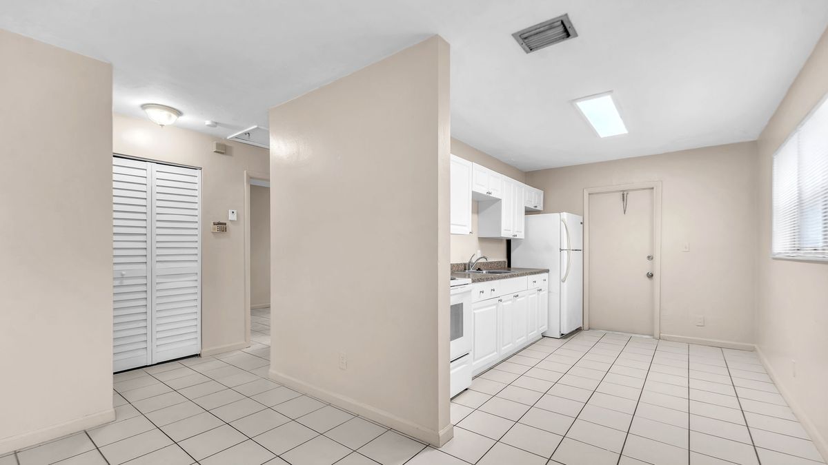 Building Photo - 6116 SW 39th St