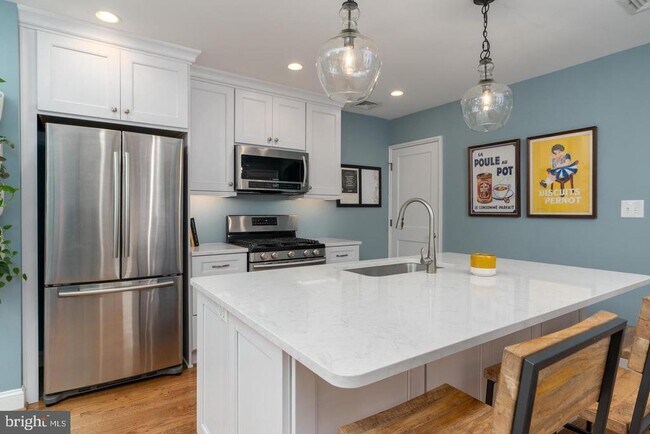 Building Photo - 1147 Colonial Ave