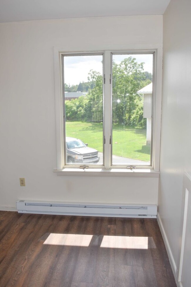 Building Photo - 2 Bedroom in Jersey Shore with 1 Car Garage!