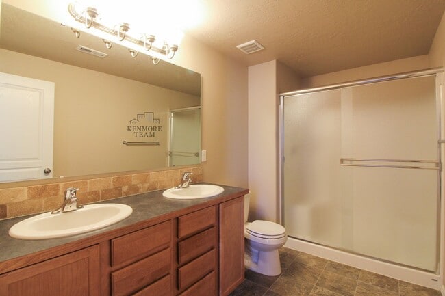 Building Photo - 6101 Turf Paradise Dr