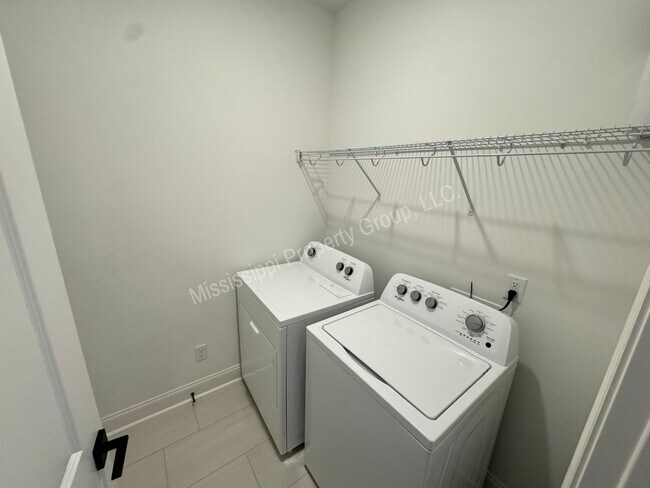Building Photo - 3BR/3.5BA - End Unit in South Grove