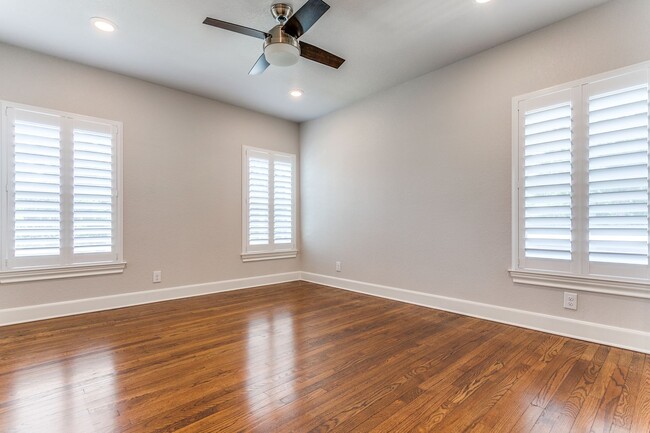 Building Photo - 488-EO