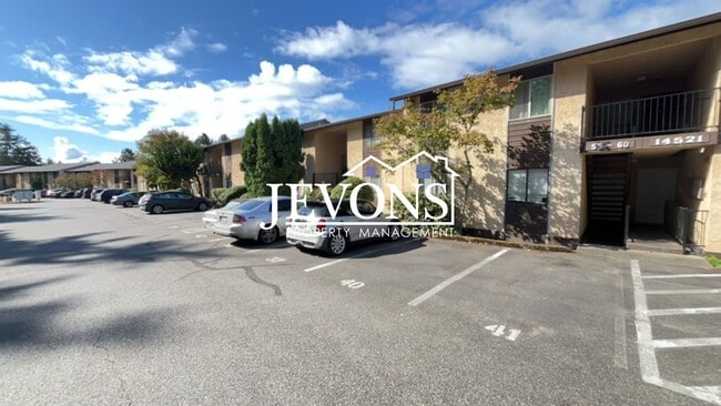 Building Photo - Charming top-floor condo with fully equipp...