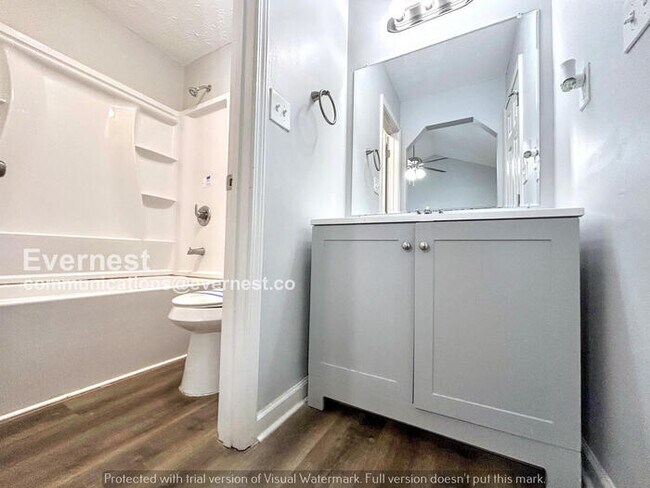 Building Photo - Spacious 3 Bed, 3 Bath Home with Fenced Yard and Garage