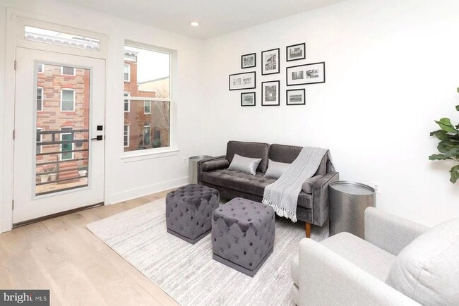 Building Photo - 1702 Light St