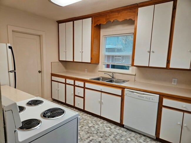 Building Photo - 2Bd/1Ba Single Story House - Available to View!