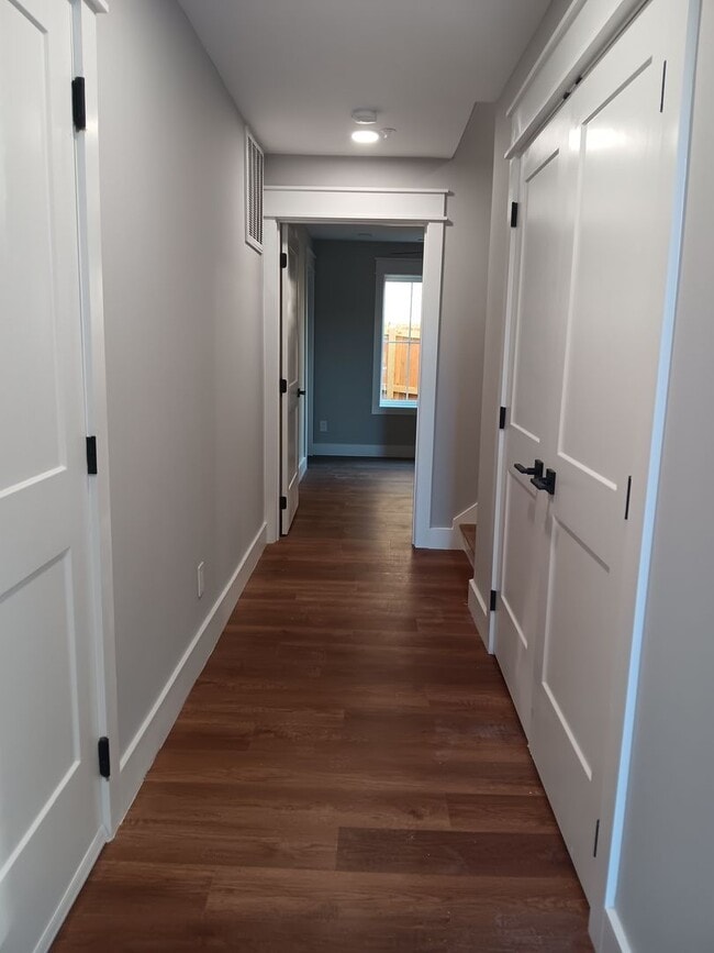 Building Photo - 4BR/4BA Townhome in Fort Sanders | Off Cam...