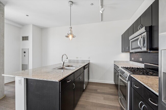 Building Photo - 860 W Blackhawk St