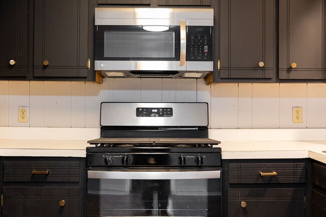 gas range, microwave - 2558 Crestleigh Mnr