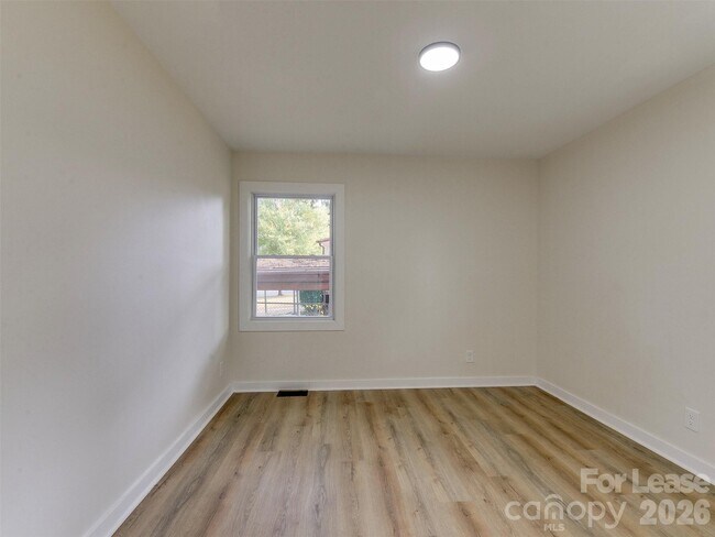 Building Photo - 2721 Mayflower Rd