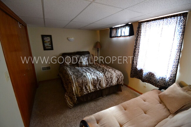 Building Photo - 3 Bedroom 2 bath Ranch home in Urbandale with a fenced in yard