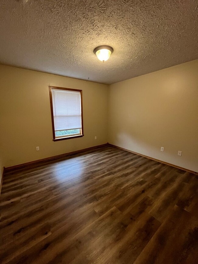 Building Photo - 3 bedroom 2 bath home in Ozark!  AVAILABLE NOW!