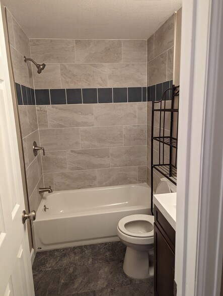 upstairs bath - 3526 Butternut Dr