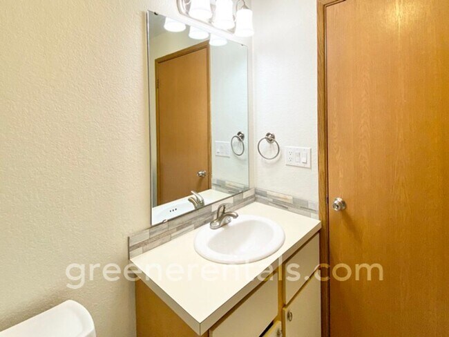 Building Photo - Quaint 2BR 1.5BA Condo in the Vineyards