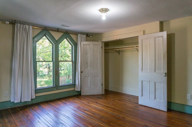 Building Photo - Gorgeous Rustic Renovation in Chicken Hill