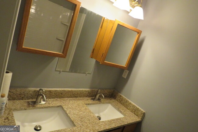 Building Photo - 1105 Hampton Rd