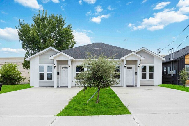 Building Photo - 8138 Bassett St