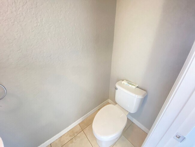 Building Photo - Beautiful 2/1.5 Condo in Orlando! New Carpet!