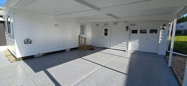 Building Photo - 1715 Pebble Beach Ln