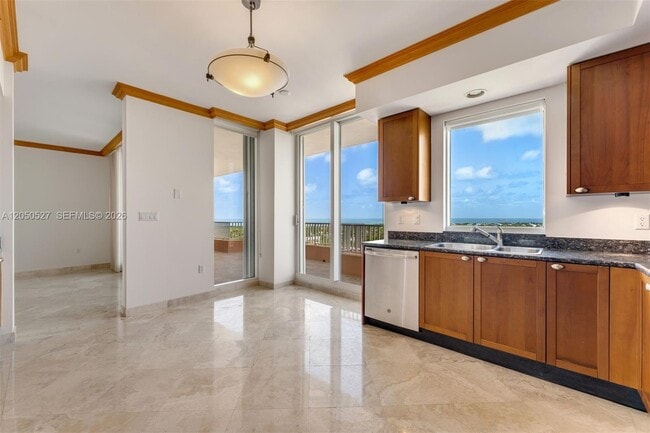 Building Photo - 785 Crandon Blvd