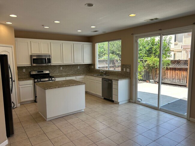 Building Photo - Beautiful 4 Bedroom 3 Bathroom in Quiet Neighborhood with SOLAR