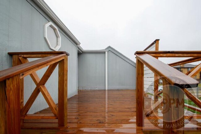 Building Photo - Spacious 4-bedroom, 3-bath home in Omaha