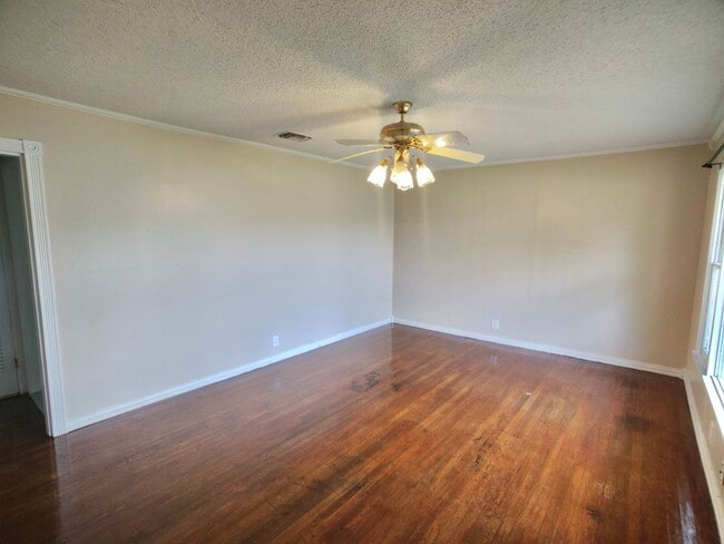 Building Photo - COMING AUGUST 2025 - Cute 3-Bedroom Home i...