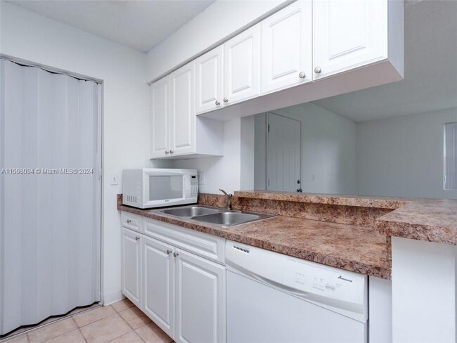 Building Photo - 1235 SW 46th Ave
